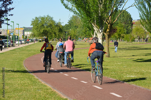 grupo de ciclistas circulando por un carril bici