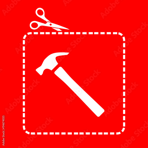Icono plano tijeras cortando cupón con martillo en fondo rojo