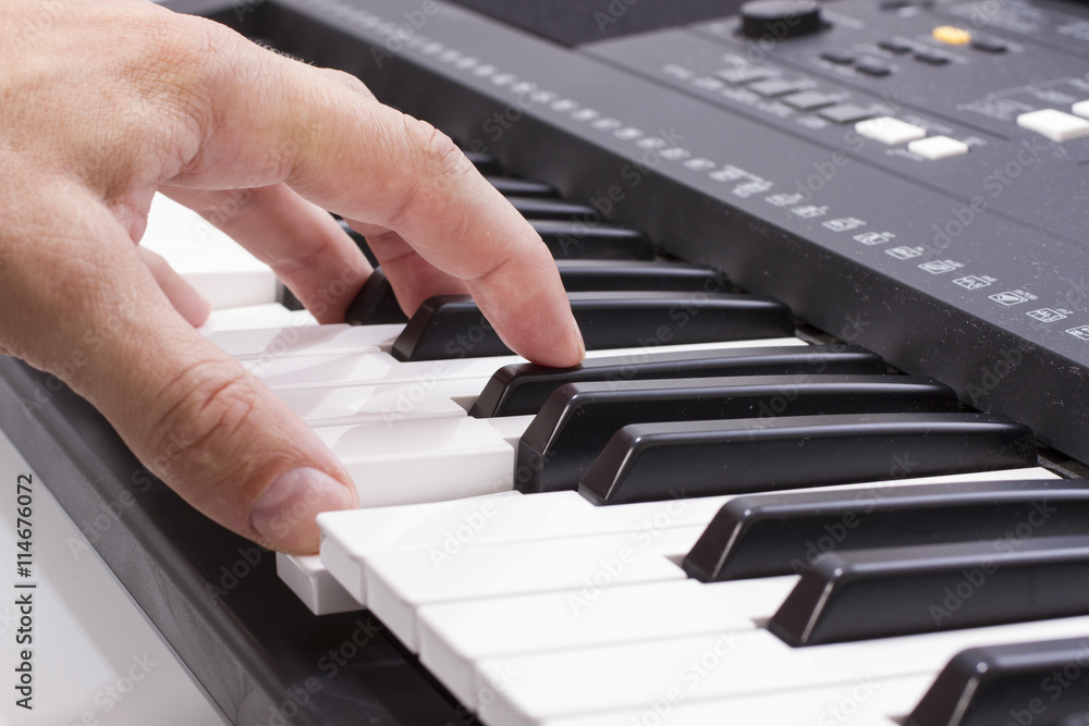 Fototapeta premium Keyboardspieler Hand Tasten, seitlich