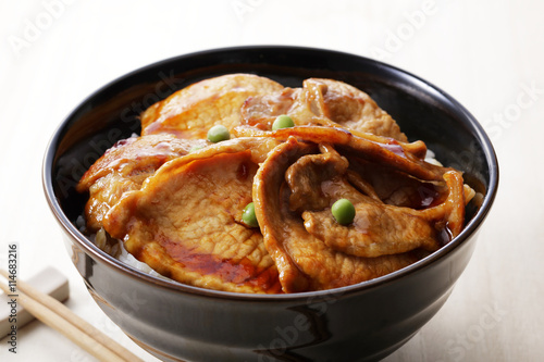 豚丼　rice covered with pork
