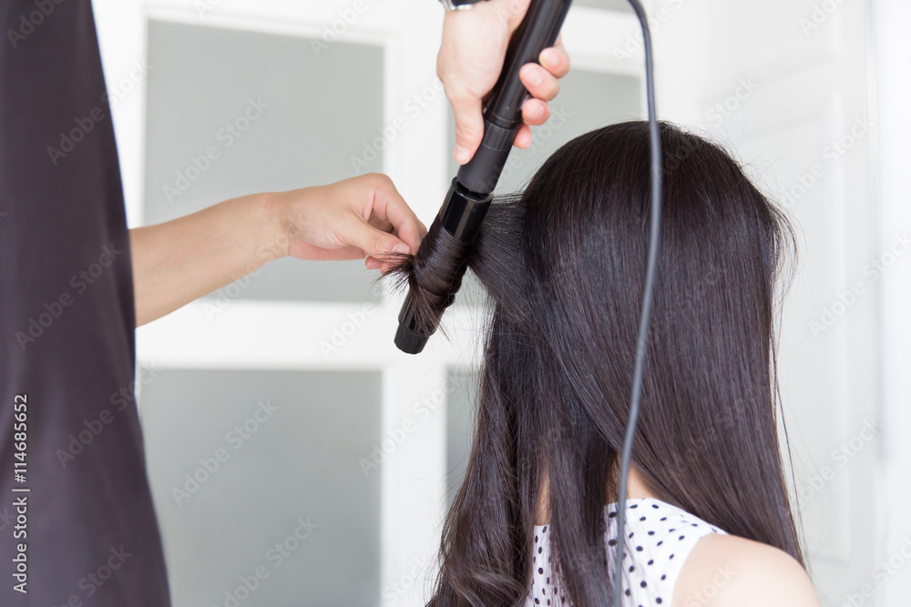 Fototapeta premium hairdresser use perm rods