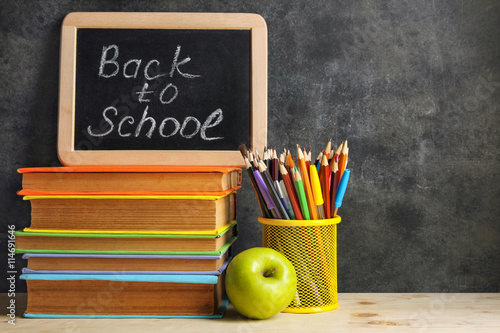 Obraz na plátně wooden plaque with the inscription back to school near the pencil box with sch