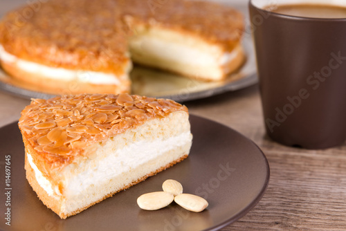 Bienenstich Kuchen mit einer Tasse Kaffee photo