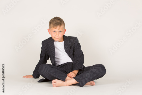 Sitzendes Business Portrait eines jungen Mannes / Kind