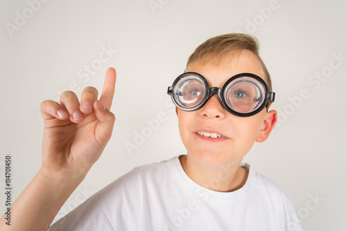 Kleines Kind   Junger Mann hat Spa   mit Brille   Grimasse   Coolness