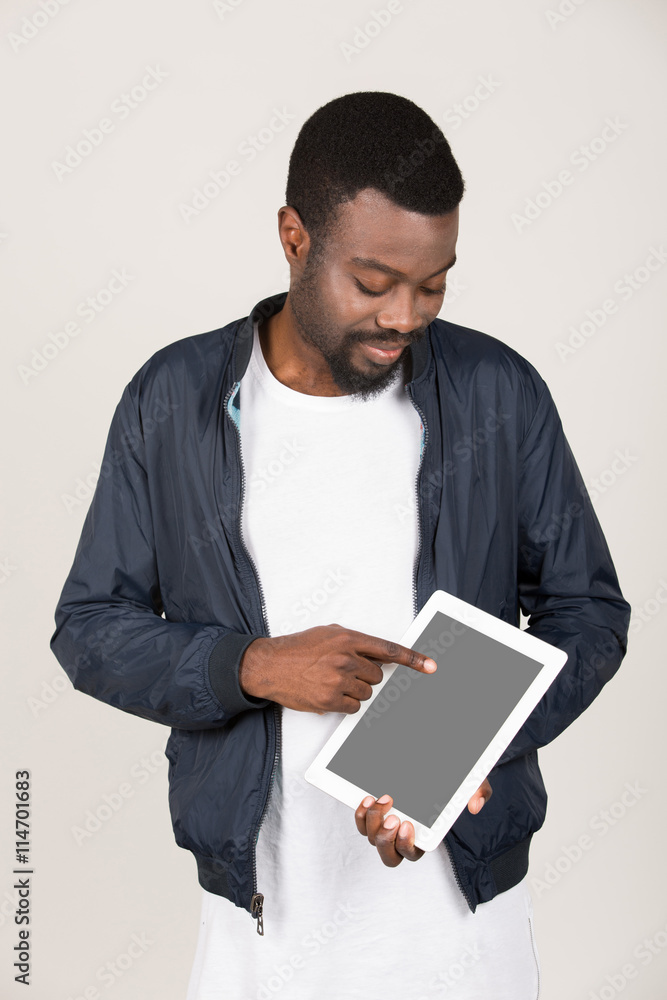 Junger Mann steht mit Tablet PC mit Platz für Text // Marketing Junger Mann steht mit Tablet PC mit Platz für Text // Marketing