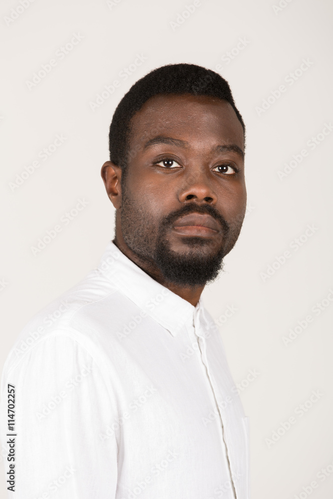 stehendes Portrait eines jungen Mannes stehendes Portrait eines jungen Mannes