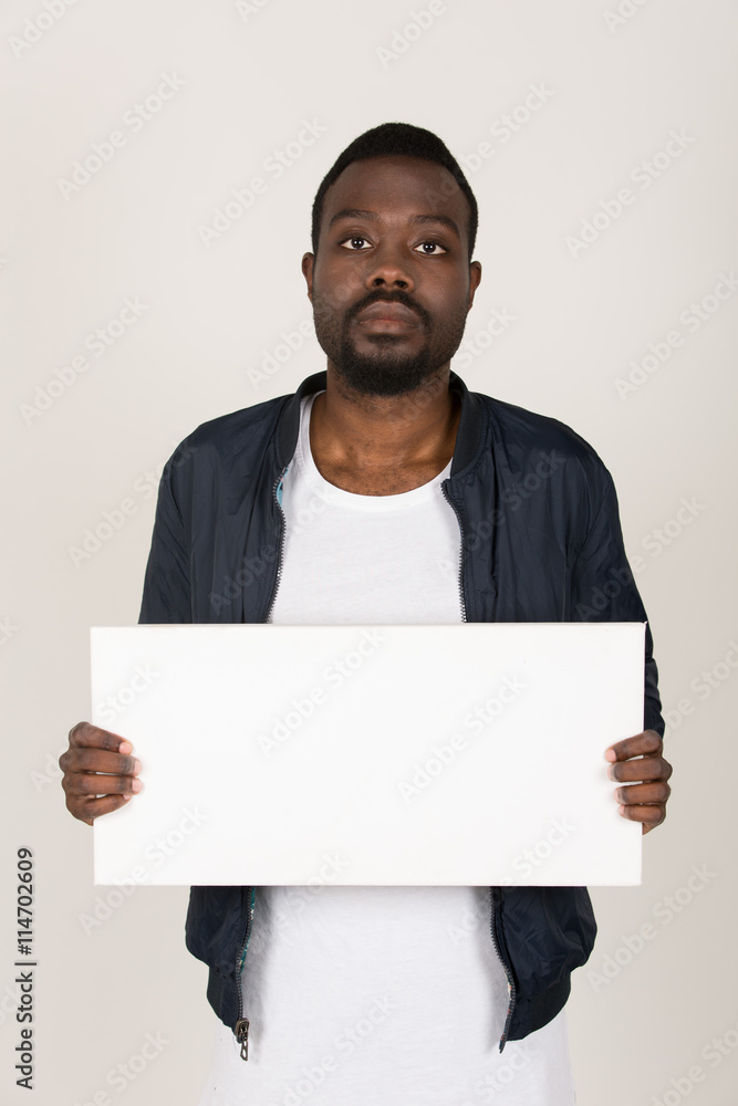 junger Mann hält weißes Schild mit Platz für Text junger Mann hält weißes Schild mit Platz für Text