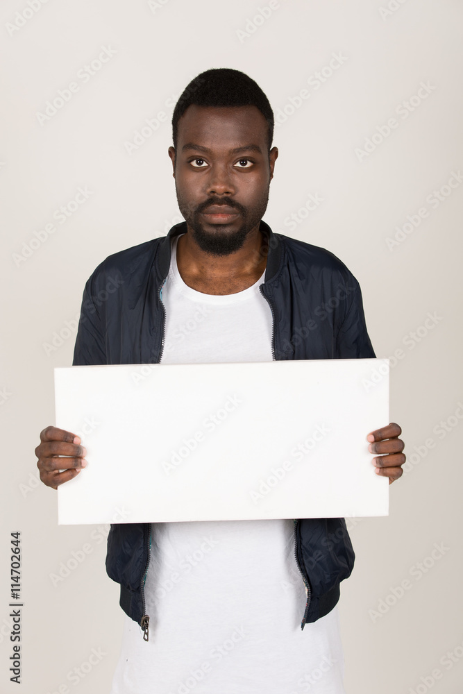 junger Mann hält weißes Schild mit Platz für Text junger Mann hält weißes Schild mit Platz für Text