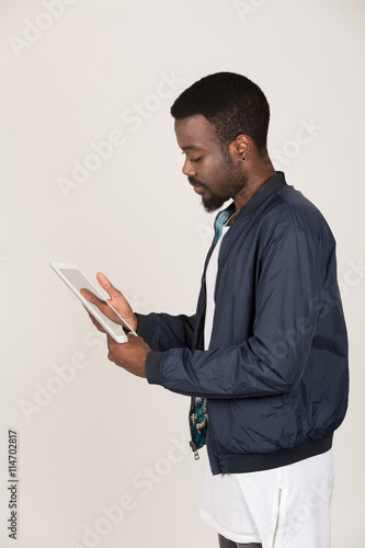 junger Mann hält Tablet PC Computer Smartphone mit Platz für Text