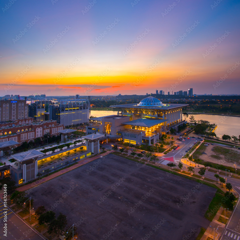 Fototapeta premium Sunset view at Masjid Tuanku Mizan Zainal Abidin, Putrajaya, Malaysia