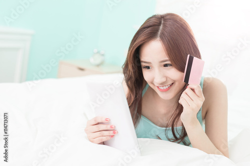 smile woman shopping on internet