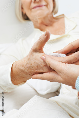 Hände waschen bei bettlägeriger Seniorin