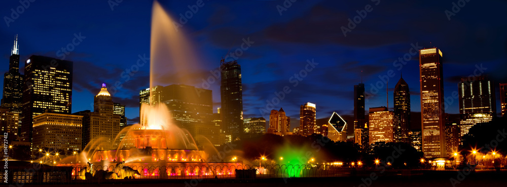 Naklejka premium Buckingham Fountain at Twilight