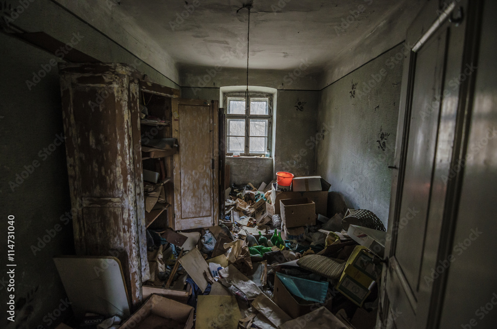 altes zimmer und viele dinge