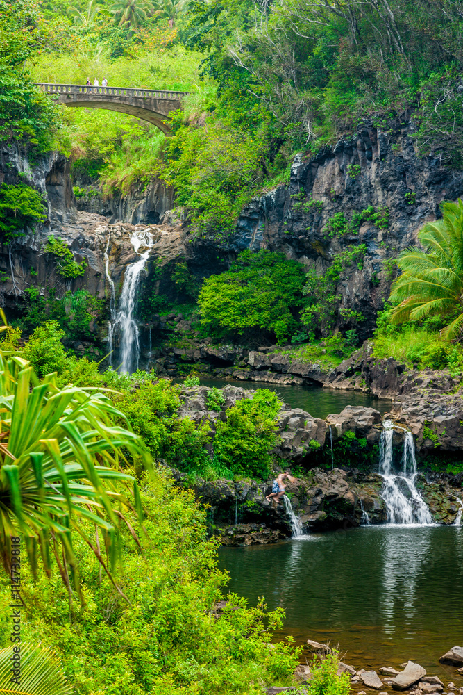 Fototapeta premium człowiek skoki w naturalnym basenie