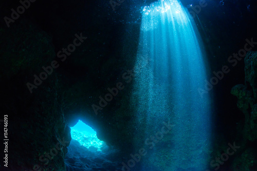 Fototapeta Naklejka Na Ścianę i Meble -  Sunbeam into the cave