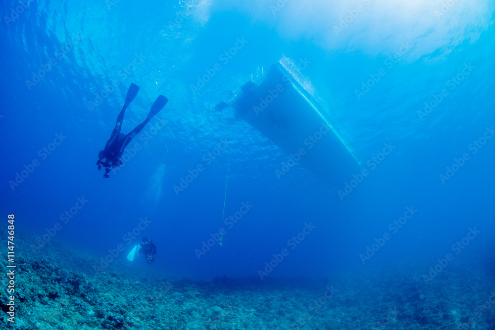 Fototapeta premium Sunlight and Diving Boat