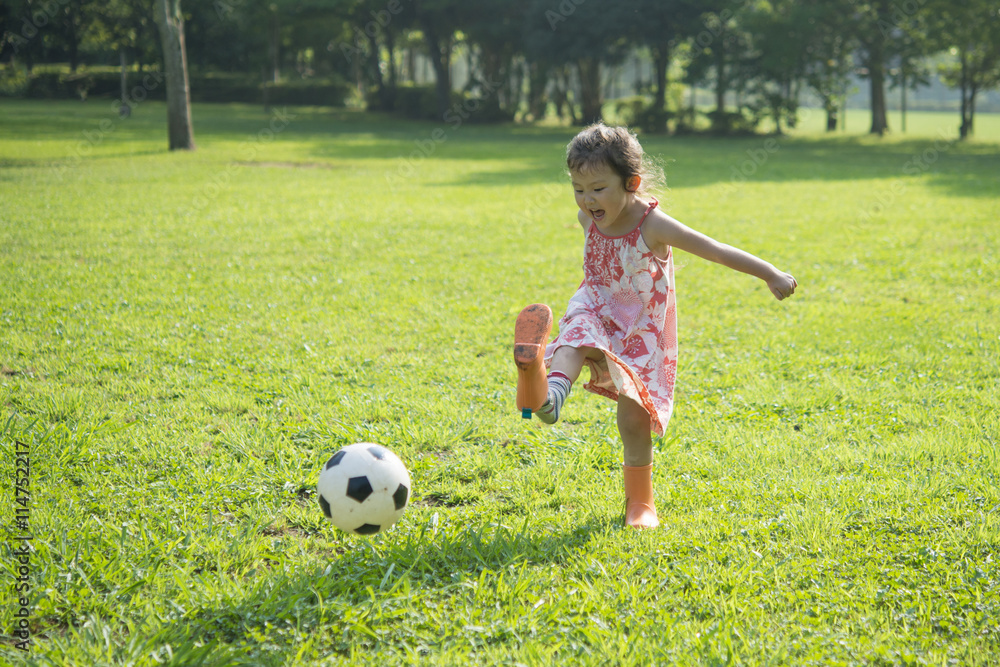 サッカーボールを蹴る女の子 サッカーボールを蹴る女の子