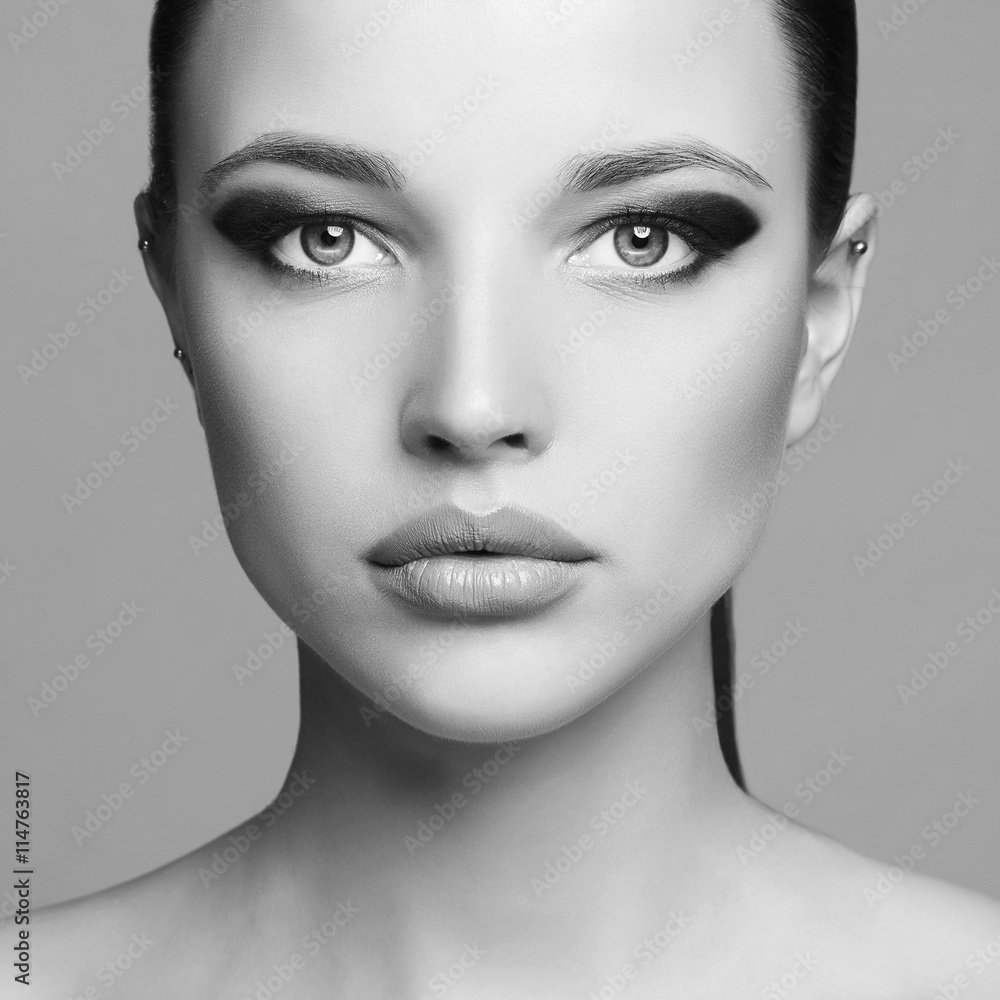 Fototapeta premium Fashion Beauty Portrait of Beautiful Girl Face. young Woman
