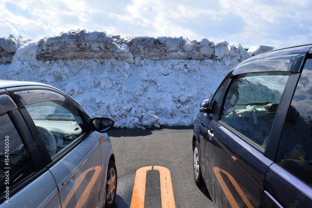 雪国の駐車場 ／ 豪雪地帯の山形県で、降雪後に除雪した駐車場を撮影した写真です。