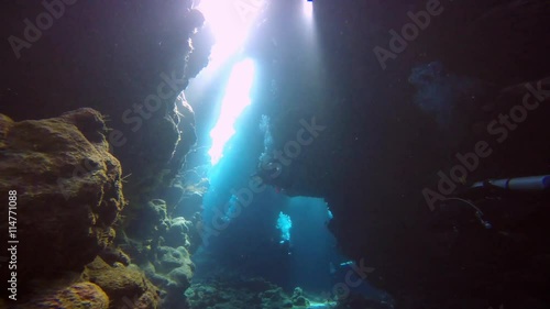 Wallpaper Mural Увлекательные погружения в подводных пещерах рифа Клаудия. Дайвинг в Красном море близ Египта. Torontodigital.ca