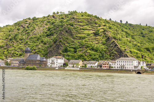 Blick auf die Loreleystadt St. Goarshausen am Ufer der Rheins