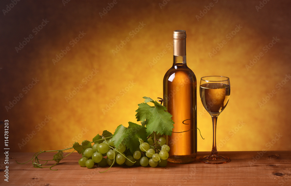 Fototapeta premium vino bianco e grappolo di uva