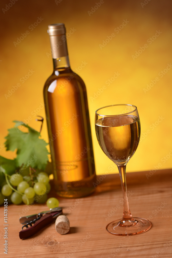 Obraz premium vino bianco e grappolo di uva