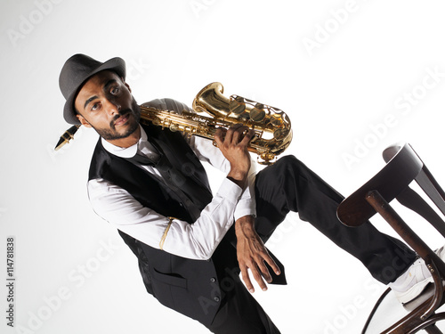 Saxofonista sobre fondo blanco