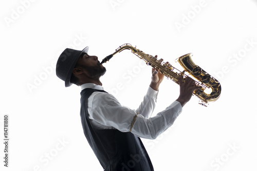 фотографія Saxofonista negro sobre fondo blanco