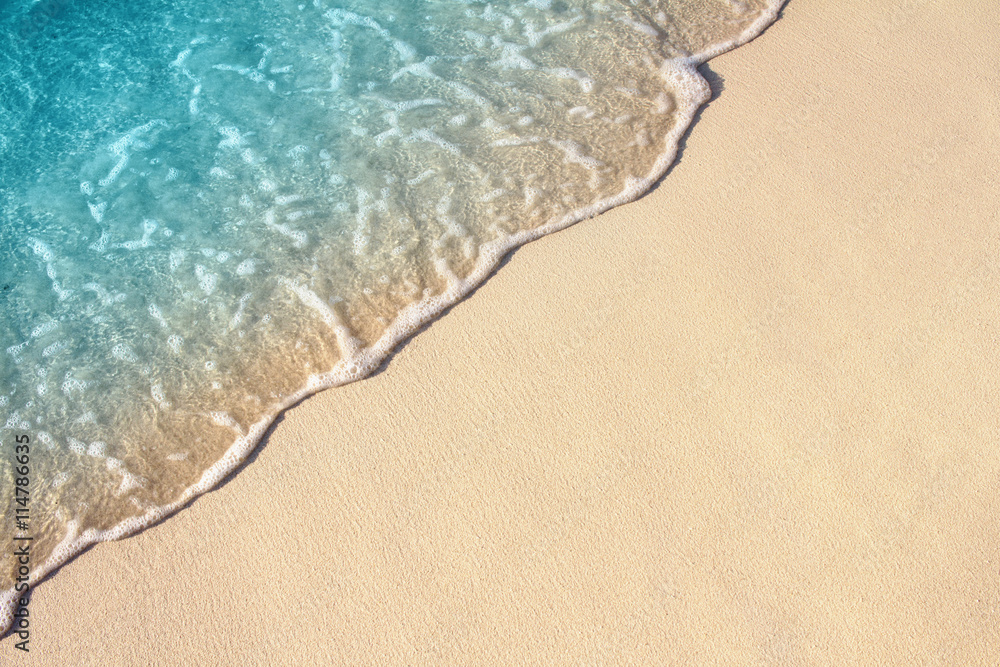 Naklejka premium Miękka fala morza na piaszczystej plaży