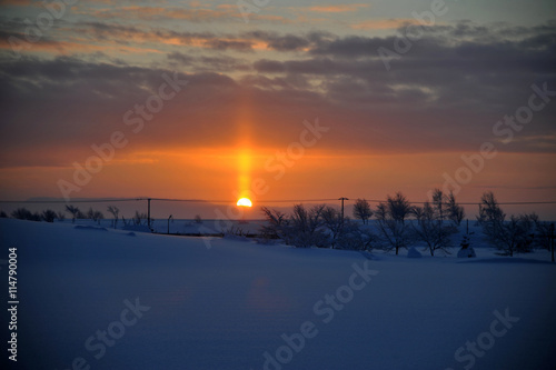 サンピラー（太陽柱）/大雪が止んだ翌朝、朝日が昇ると同時にサンピラーが出現 © tnog8080