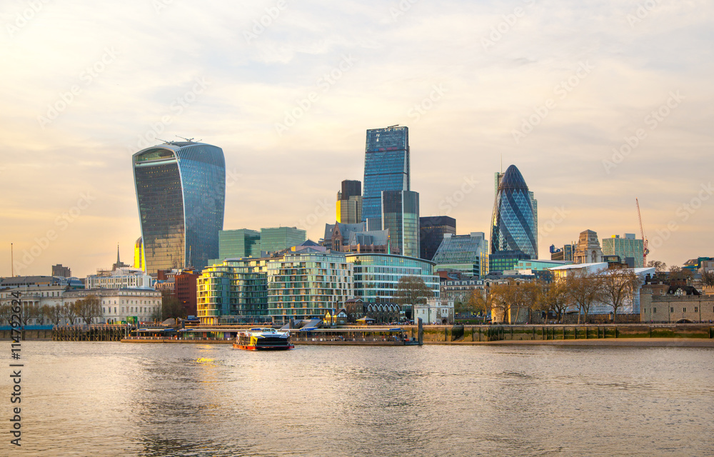 Fototapeta premium LONDON, UK - APRIL 15, 2015: City of London view from the South bank of the river Thames at sunset.
