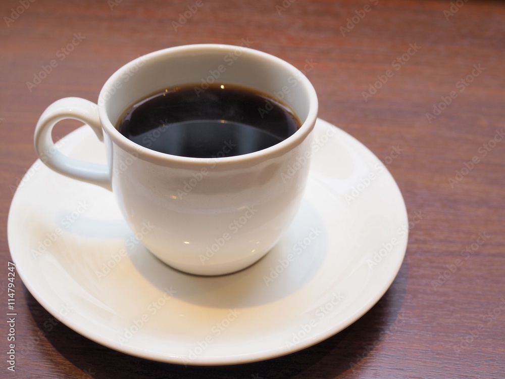 白いマブカップに注がれたブラックコーヒー 白いマブカップに注がれたブラックコーヒー