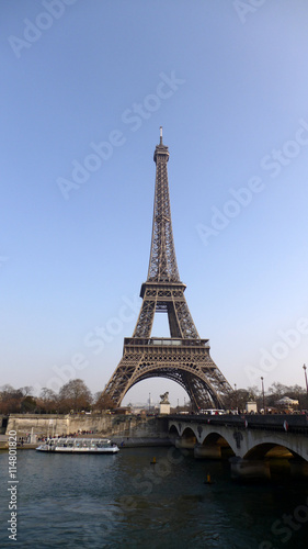 パリのエッフェル塔 © icoinincs