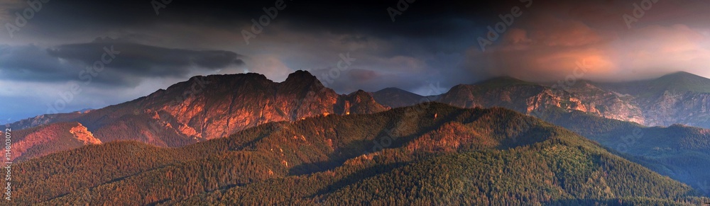 Naklejka premium Tatry w blasku zachodzącego słońca.
