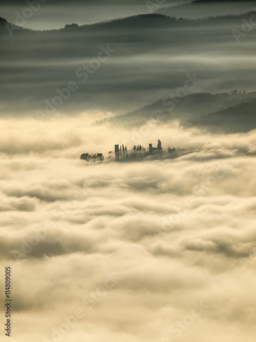 Toscana, la valle del Caentino con nebbia.