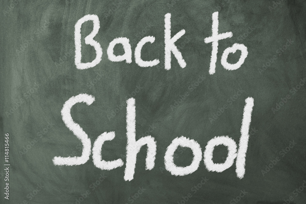 Fototapeta premium auf einer Tafel steht Back to School