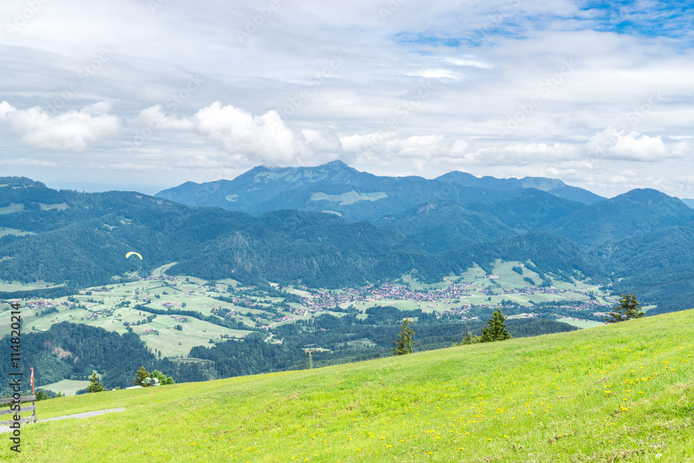 Fototapeta premium Gleitschirmflieger und Sesselbahn in Österreich