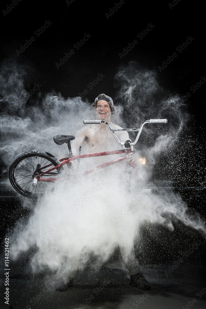 Fotografie man bmx acrobatic figure silhouette