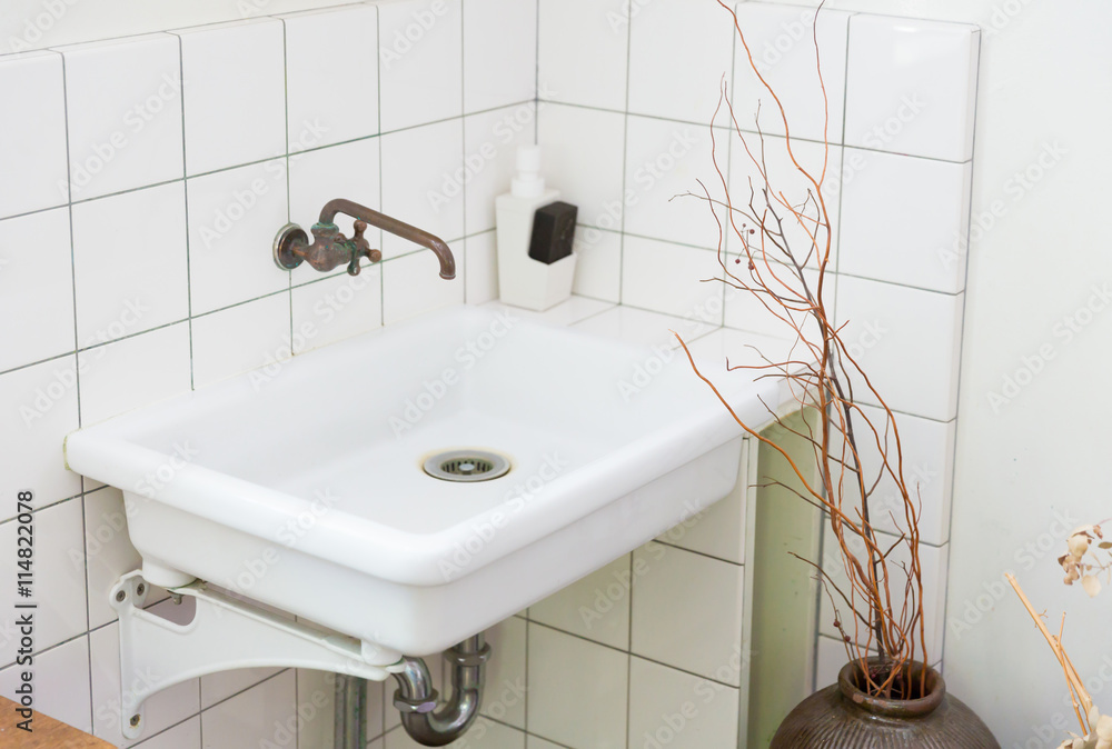 Fototapeta premium 白い洗面台