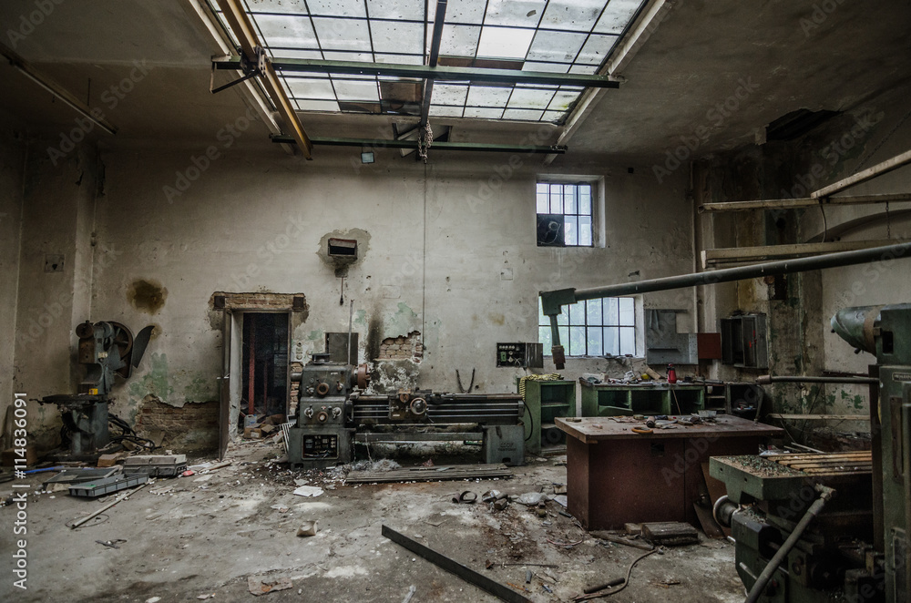 verlassene fabrik mit fenster decke verlassene fabrik mit fenster decke