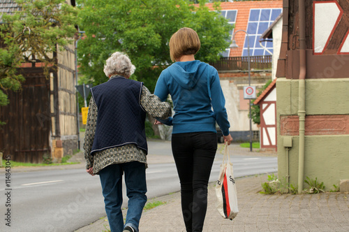 Seniorin mit Betreuerin