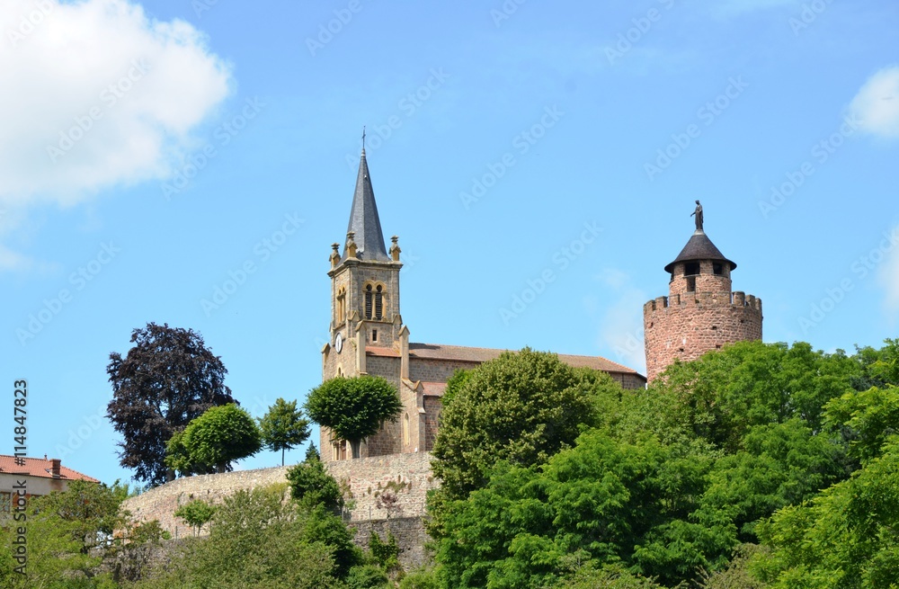 Donjon du château et église sur le promontoire de l'ancienne cité médiévale du Crozet