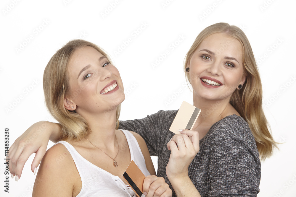 Freundinnen beim Geld ausgeben mit der goldenen Kreditkarte