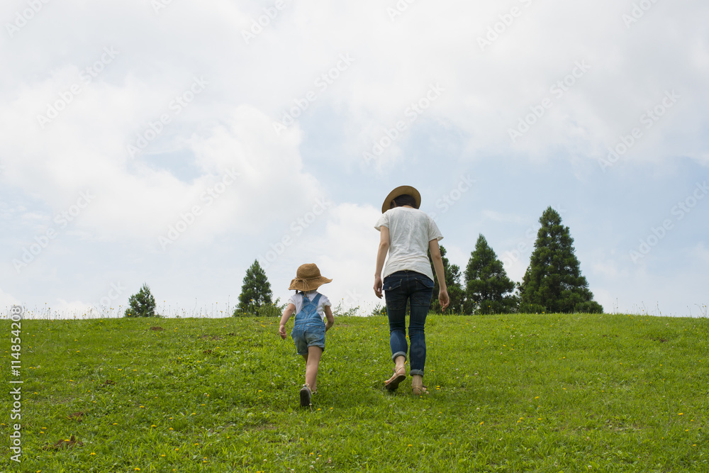 草原を歩く親子