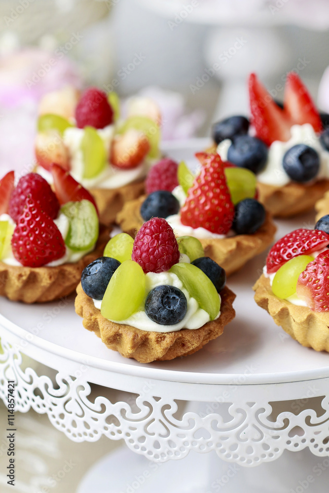 Cupcakes with fresh fruits Cupcakes with fresh fruits