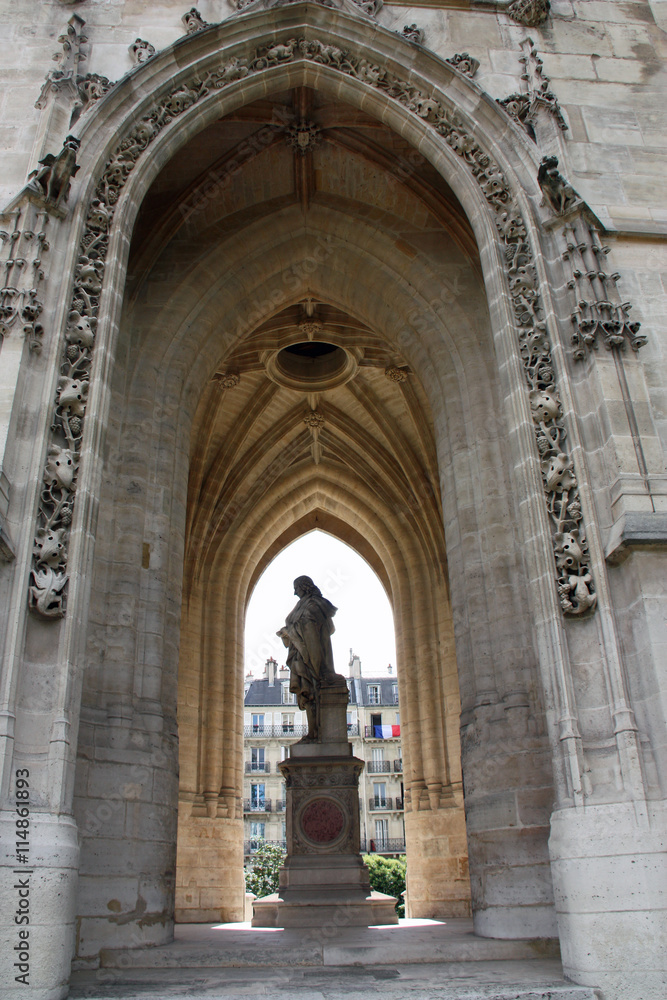 Statue de Blaise Pascal à la tour Saint-Jacques à Paris, France