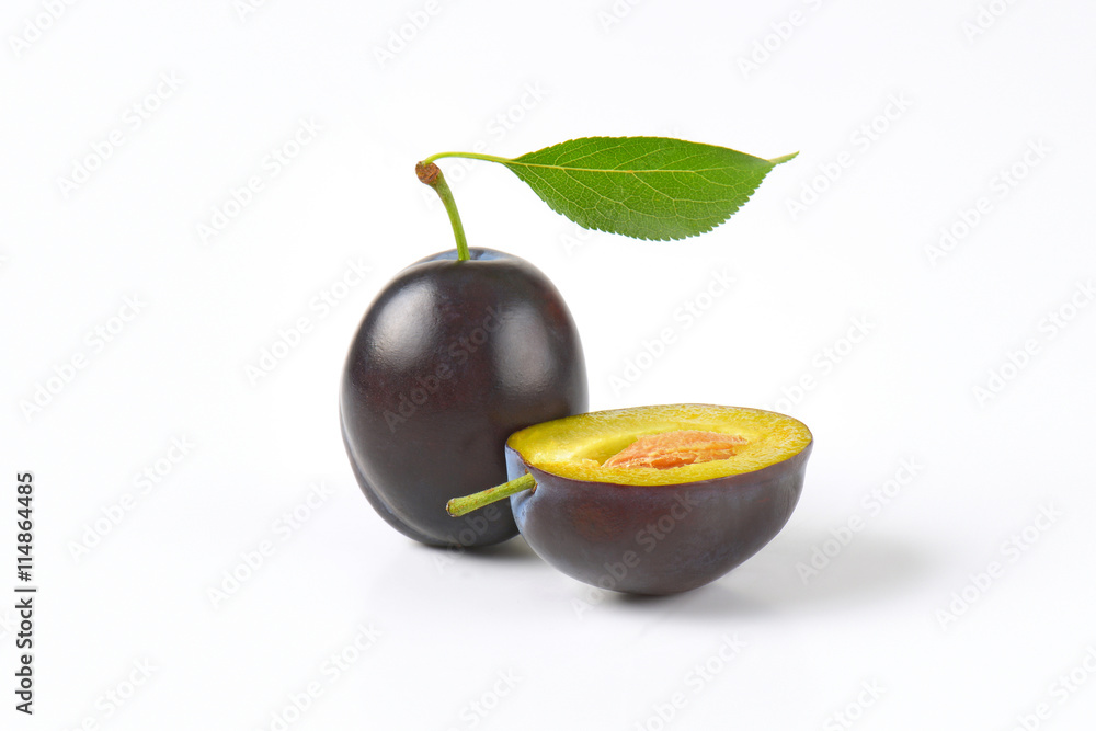 Obraz premium ripe blue plums